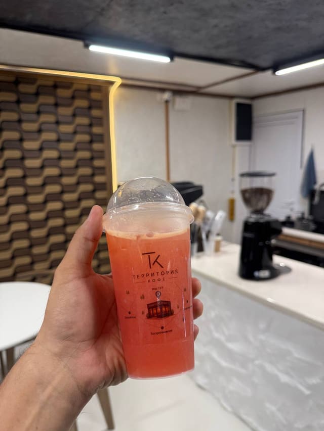 Грейпфрутовый лимонад на фоне барной стойки и кофемолки